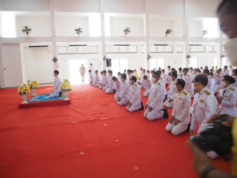 เทศบาลตำบลปักธงชัยร่วมกิจกรรมทำบุญตักบาตร ถวายเป็นพระราชกุศล วางพานพุ่มดอก และพิธีถวายบังคม เนื่องในวันคล้ายวันพระบรมราชสมภพ พระบาทสมเด็จพระบมชนกาธิเบศร มหาภูมิพลอดุลยเดชมหาราช บรมนาถบพิตร วันชาติ และวันพ่อแห่งชาติ 5 ธันวาคม 2564 ณ หอประชุมอำเภอปักธงชัย