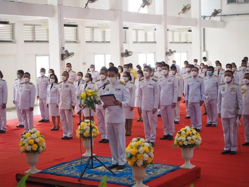 เทศบาลตำบลปักธงชัยร่วมกิจกรรมทำบุญตักบาตร ถวายเป็นพระราชกุศล วางพานพุ่มดอก และพิธีถวายบังคม เนื่องในวันคล้ายวันพระบรมราชสมภพ พระบาทสมเด็จพระบมชนกาธิเบศร มหาภูมิพลอดุลยเดชมหาราช บรมนาถบพิตร วันชาติ และวันพ่อแห่งชาติ 5 ธันวาคม 2564 ณ หอประชุมอำเภอปักธงชัย