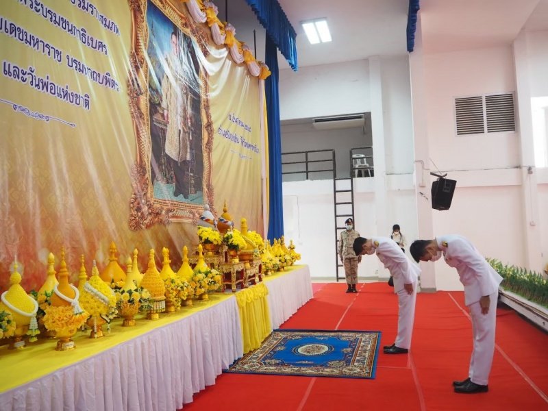 เทศบาลตำบลปักธงชัยร่วมกิจกรรมทำบุญตักบาตร ถวายเป็นพระราชกุศล วางพานพุ่มดอก และพิธีถวายบังคม เนื่องในวันคล้ายวันพระบรมราชสมภพ พระบาทสมเด็จพระบมชนกาธิเบศร มหาภูมิพลอดุลยเดชมหาราช บรมนาถบพิตร วันชาติ และวันพ่อแห่งชาติ 5 ธันวาคม 2564 ณ หอประชุมอำเภอปักธงชัย