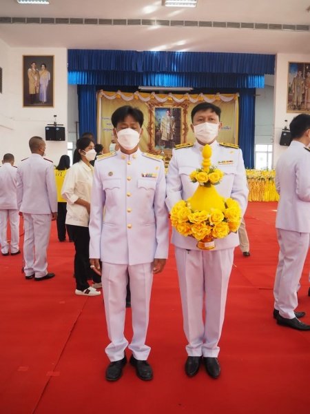 เทศบาลตำบลปักธงชัยร่วมกิจกรรมทำบุญตักบาตร ถวายเป็นพระราชกุศล วางพานพุ่มดอก และพิธีถวายบังคม เนื่องในวันคล้ายวันพระบรมราชสมภพ พระบาทสมเด็จพระบมชนกาธิเบศร มหาภูมิพลอดุลยเดชมหาราช บรมนาถบพิตร วันชาติ และวันพ่อแห่งชาติ 5 ธันวาคม 2564 ณ หอประชุมอำเภอปักธงชัย