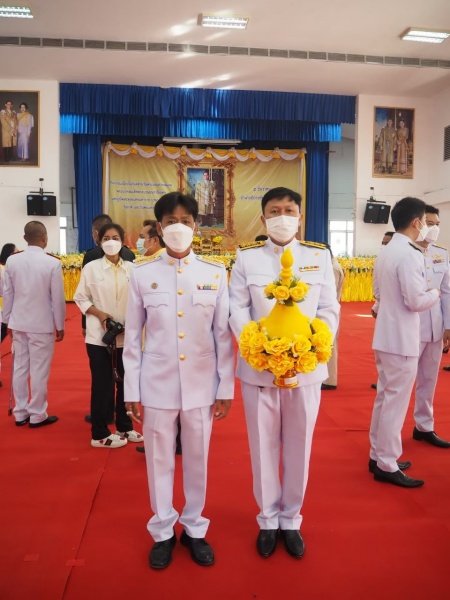 เทศบาลตำบลปักธงชัยร่วมกิจกรรมทำบุญตักบาตร ถวายเป็นพระราชกุศล วางพานพุ่มดอก และพิธีถวายบังคม เนื่องในวันคล้ายวันพระบรมราชสมภพ พระบาทสมเด็จพระบมชนกาธิเบศร มหาภูมิพลอดุลยเดชมหาราช บรมนาถบพิตร วันชาติ และวันพ่อแห่งชาติ 5 ธันวาคม 2564 ณ หอประชุมอำเภอปักธงชัย