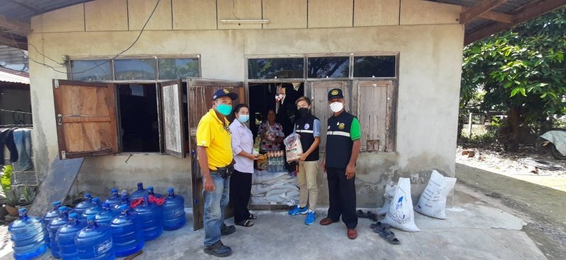 เทศบาลตำบลปักธงชัย โดยงานป้องกันและบรรเทาสาธารณภัย มอบถุงทรายเพื่อช่วยเหลือผู้ประสบภัยนำ้ท่วม ช่วงเดือนตุลาคม - เดือนธันวาคม 2565