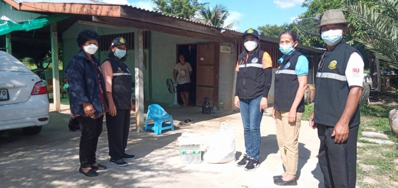 เทศบาลตำบลปักธงชัยมอบถุงยังชีพให้แก่ผู้กักตัว ในเขตพื้นที่เทศบาลตำบลปักธงชัยประจำเดือนกรกฎาคม - กันยายน 2564