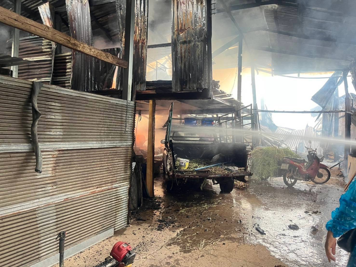 พิธีรับมอบสิ่งของในการดำรงชีพเบื้องต้นเพื่อบรรเทาความเดือดร้อนเฉพาะหน้า  แก่นางสาวทองสุข จอมจะโปะ ผู้ประสบอัคคีภัยบ้านเรือนได้รับความเสียหายทั้งหลัง