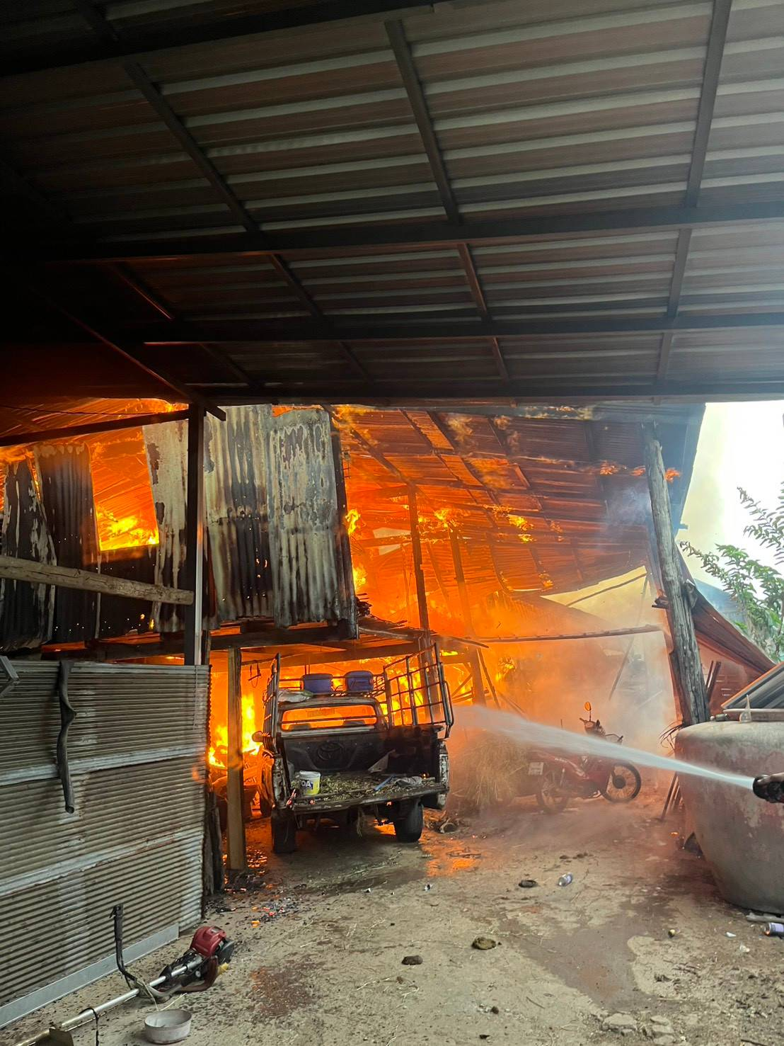 พิธีรับมอบสิ่งของในการดำรงชีพเบื้องต้นเพื่อบรรเทาความเดือดร้อนเฉพาะหน้า  แก่นางสาวทองสุข จอมจะโปะ ผู้ประสบอัคคีภัยบ้านเรือนได้รับความเสียหายทั้งหลัง