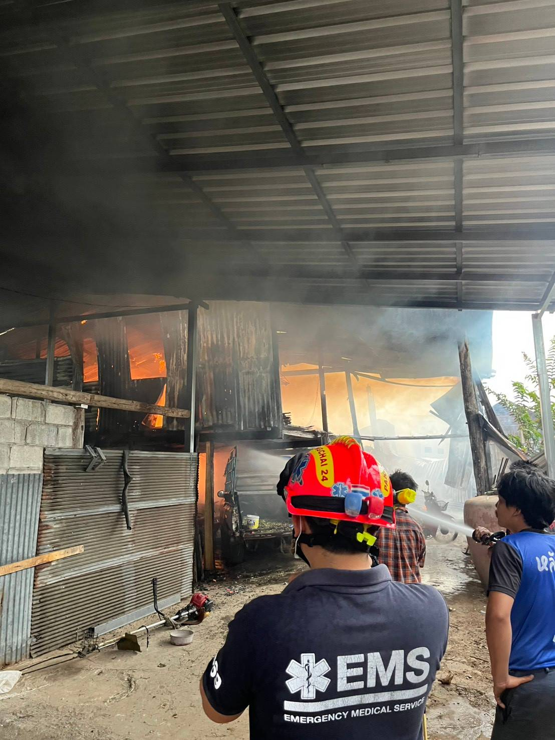 พิธีรับมอบสิ่งของในการดำรงชีพเบื้องต้นเพื่อบรรเทาความเดือดร้อนเฉพาะหน้า  แก่นางสาวทองสุข จอมจะโปะ ผู้ประสบอัคคีภัยบ้านเรือนได้รับความเสียหายทั้งหลัง