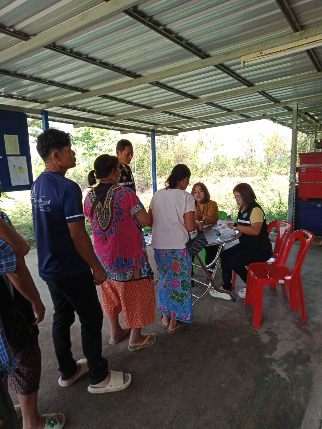 เทศบาลตำบลปักธงชัย ออกจ่ายเบี้ยยังชีพผู้สูงอายุ ผู้พิการ ผู้ป่วยฯ และบริการจัดเก็บค่าธรรมเนียมการเก็บขนขยะ ประจำเดือนมีนาคม 2568