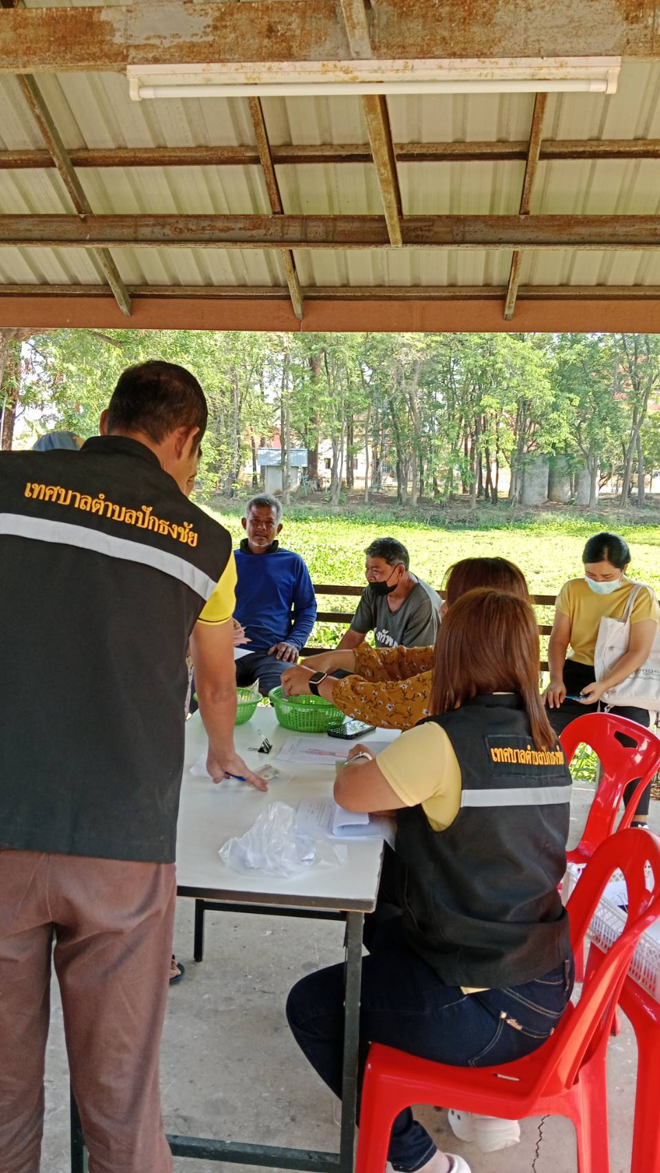 เทศบาลตำบลปักธงชัย ออกจ่ายเบี้ยยังชีพผู้สูงอายุ ผู้พิการ ผู้ป่วยฯ และบริการจัดเก็บค่าธรรมเนียมการเก็บขนขยะ ประจำเดือนมีนาคม 2568