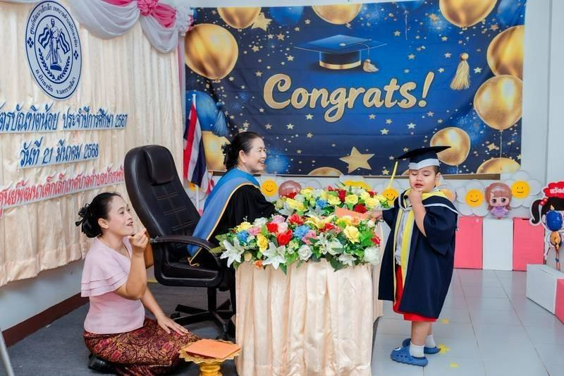 ศูนย์พัฒนาเด็กเล็กเทศบาลตำบลปักธงชัย จัดพิธีมอบวุฒิบัตรบัณฑิตน้อย ประจำปีการศึกษา 2567 วันที่ 21 มีนาคม 2568