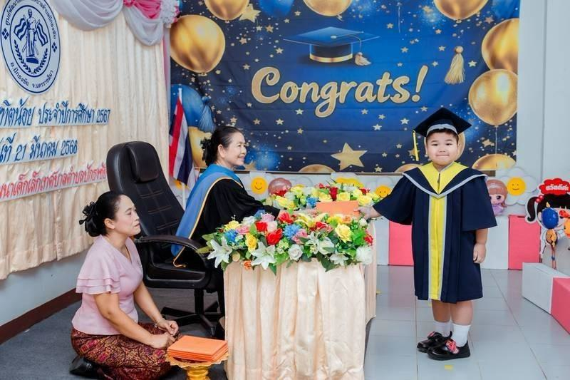 ศูนย์พัฒนาเด็กเล็กเทศบาลตำบลปักธงชัย จัดพิธีมอบวุฒิบัตรบัณฑิตน้อย ประจำปีการศึกษา 2567 วันที่ 21 มีนาคม 2568