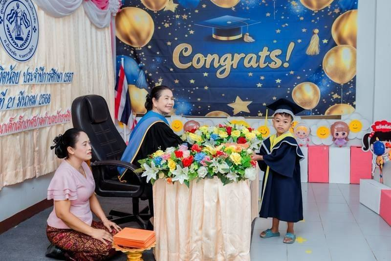 ศูนย์พัฒนาเด็กเล็กเทศบาลตำบลปักธงชัย จัดพิธีมอบวุฒิบัตรบัณฑิตน้อย ประจำปีการศึกษา 2567 วันที่ 21 มีนาคม 2568