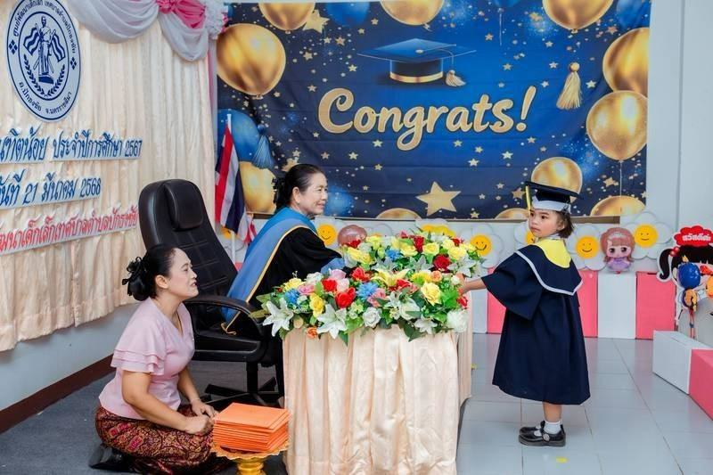 ศูนย์พัฒนาเด็กเล็กเทศบาลตำบลปักธงชัย จัดพิธีมอบวุฒิบัตรบัณฑิตน้อย ประจำปีการศึกษา 2567 วันที่ 21 มีนาคม 2568