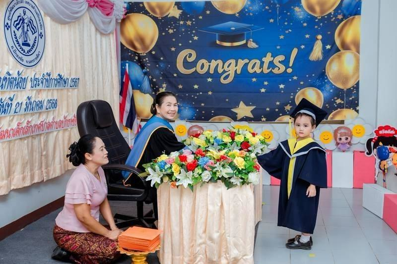 ศูนย์พัฒนาเด็กเล็กเทศบาลตำบลปักธงชัย จัดพิธีมอบวุฒิบัตรบัณฑิตน้อย ประจำปีการศึกษา 2567 วันที่ 21 มีนาคม 2568